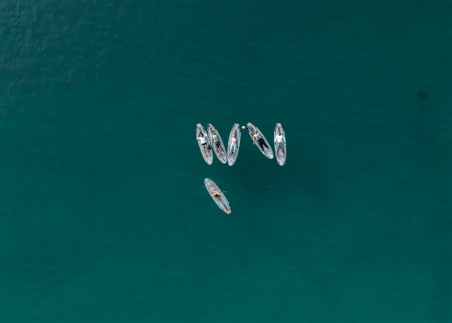 Vista aérea de las tablas de paddle sobre agua turquesa