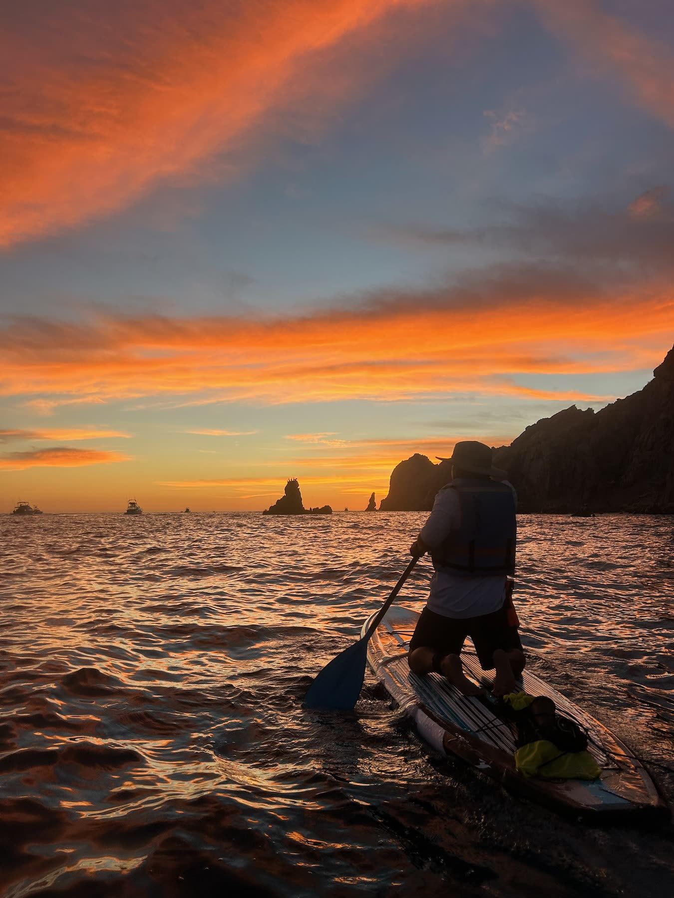 Remando al atardecer con el cielo naranja sobre Lands End